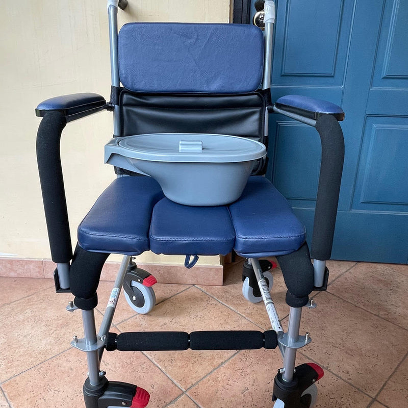 Sedia a Rotelle con Poggiapiedi Regolabili – Tailor Med