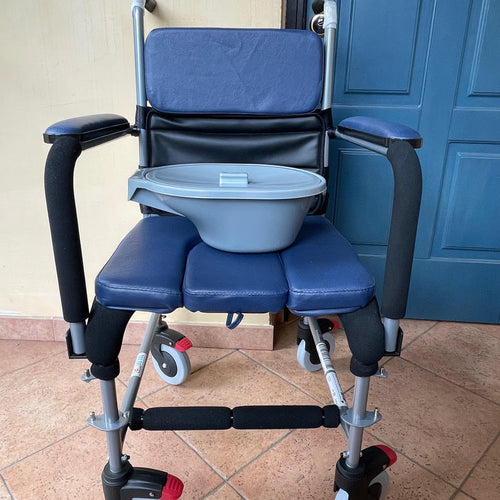 Sedia a Rotelle con Poggiapiedi Regolabili – Tailor Med